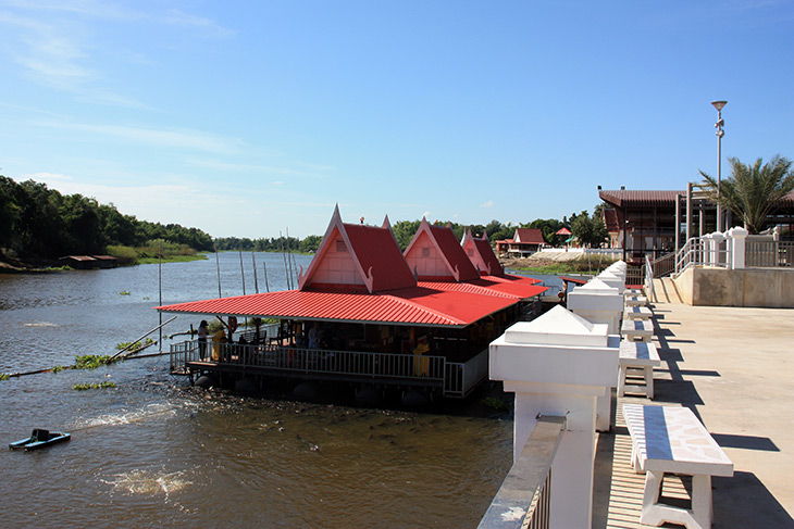 Wat Chantharam Uthai Thani